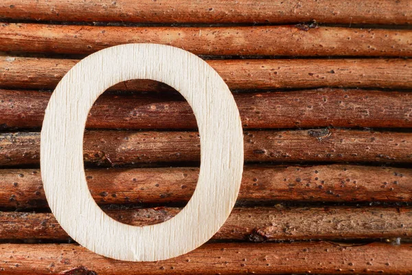 Letter O van houtgemaakt alfabet, bovenaanzicht en tekstruimte — Stockfoto