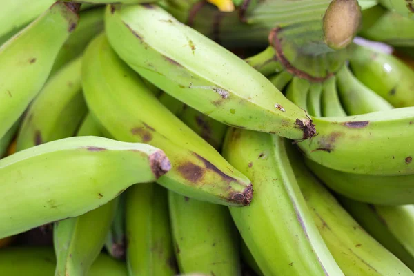 Montón de plátano verde en el mercado, primer plano, (Musa paradisiaca ) — Foto de Stock