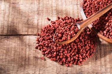 Tahta arka planda Annatto tohumları - Bixa Orellana.