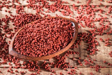 Tahta arka planda Annatto tohumları - Bixa Orellana.