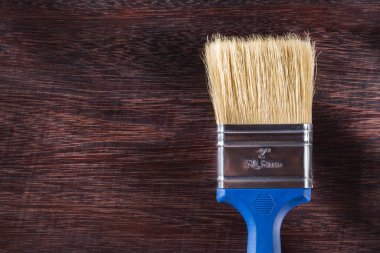 Ahşap arka planda boya fırçası, yakın plan.