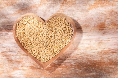 Tahta arka planda yulaf taneleri, tanecikler ve un