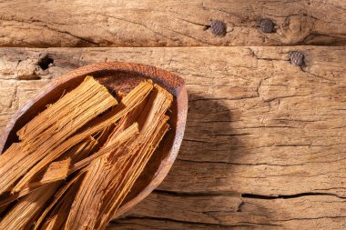 Masanın üzerinde palo santo ağacı yığını (Bursera Graveolens)