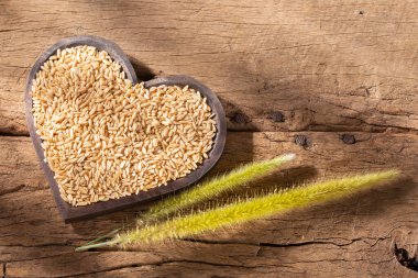 Tahta arka planda yulaf taneleri, tanecikler ve un