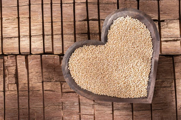 Tahta arka planda yulaf taneleri, tanecikler ve un