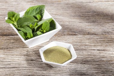 Pronto Alivio masadaki toz ve yapraklar, Lippia Alba