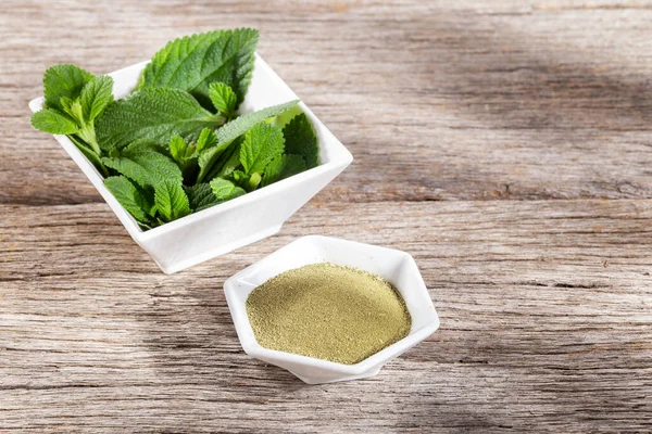 Pronto Alivio masadaki toz ve yapraklar, Lippia Alba