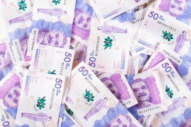 Kolombiya banknotlarının resim yığını, üst görünüm