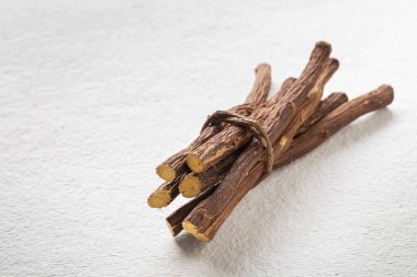 Meyan kökü, beyaz arka planda - Glicyrhiza glabra