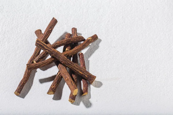 Meyan kökü, beyaz arka planda - Glicyrhiza glabra