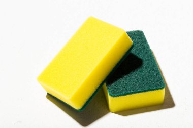 Beyaz arkaplanda izole edilmiş aşındırıcı süngerler, yakın plan görüntü