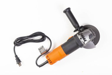 Açı öğütücü beyaz arkaplanda izole edildi, yakın plan resim