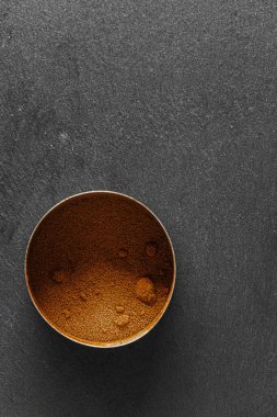 Sağlıklı zerdeçal tozu, çelik bir kapta, kayrak üzerinde.