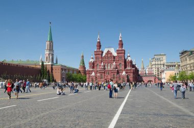Moscow, Rusya Federasyonu - 12 Mayıs 2018: kırmızı kare bir güneşli bahar gününde. Meydanda turist yürümek