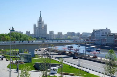 Moscow, Rusya Federasyonu - 12 Mayıs 2018: Zaryadye Peyzaj Park ve yüksek katlı bina Kotelnicheskaya dolgu üzerinde yüzen köprü  