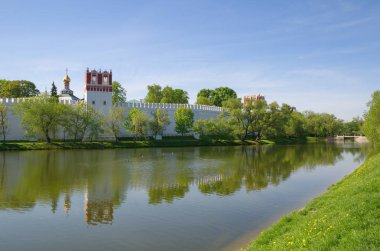 Novodevichy Manastırı, görünümünü de gölet Moscow City, Rusya üzerinden Bogoroditse Smolensky Manastırı bahar
