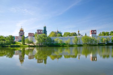 Panoramik Novodevichy Manastırı, aynı zamanda Bogoroditse Smolensky manastır gölet Moscow City, Rusya Federasyonu