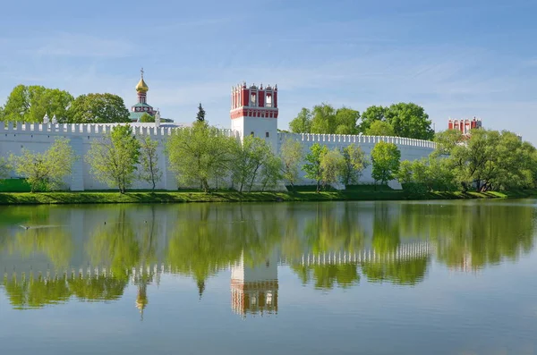Novodevichy 수도원 러시아 모스크바 연못에서 Bogoroditse Smolensky 수도원의 — 스톡 사진