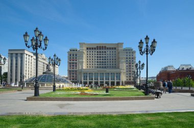Moscow, Rusya Federasyonu - 12 Mayıs 2018: Manezhnaya Meydanı. Four seasons hotel ve Devlet Duma bina görünümü
