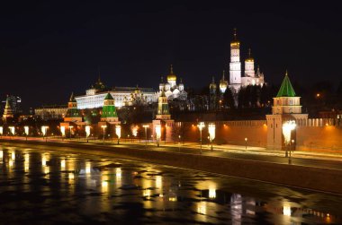 Moskova, Rusya - 10 Ocak 2018: Gece görünümü Moskova Kremlin ve dolgu 
