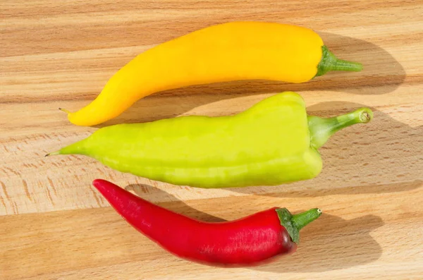 Pimientos Coloridos Una Tabla Madera — Foto de Stock