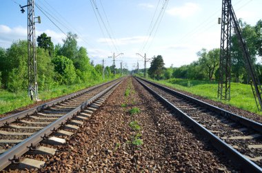 Arka plan bahar peyzaj iki tren raylarda