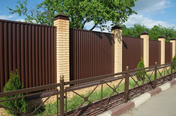 Tuğla sütun ile metal profil çit