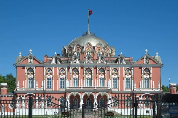 Petrovsky Cestování Palác Vlajkou Plot Jarní Den Moskvě Rusko Postaven — Stock fotografie