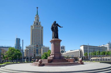 Moskova, Rusya - 28 Mayıs 2018: Komsomolskaya Meydanı. Pavel Petroviç Melnikov, ilk Bakanı, demiryolları, Rusya'ya karşı Otel Hilton Moskova Leningradskaya anıt 