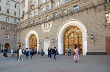 Moskova, Rusya - 28 Mayıs 2018: Moskova metro Ring hattı Prospekt Mira metro istasyonu lobi girişine