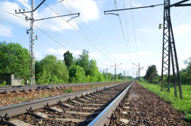 Demiryolu üzerinde arka plan bahar peyzaj, Moscow region, Rusya Federasyonu