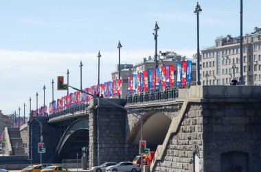 Moskova, Rusya - 15 Haziran 2018: Hoş geldiniz bayrakları 2018 FIFA Dünya Kupası Rusya'nın onuruna büyük taş (Bolshoy Kamenny) köprüsünde