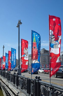Moscow, Rusya Federasyonu - 15 Haziran 2018: büyük taş (Bolshoy Kamenny) Köprüsü'nde 2018 FIFA Dünya Kupası sembollerin bayraklarıyla hoş geldiniz
