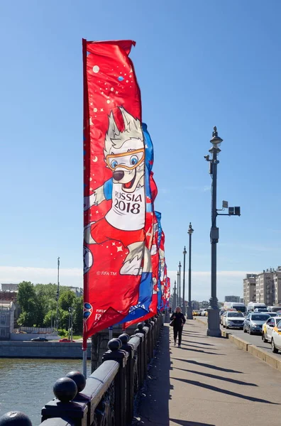 Moscow, Rusya Federasyonu - 15 Haziran 2018: büyük taş (Bolshoy Kamenny) Köprüsü'nde 2018 FIFA Dünya Kupası sembollerin bayraklarıyla hoş geldiniz