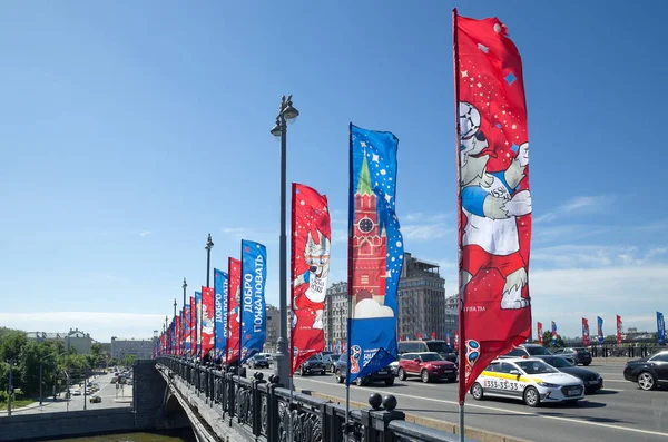 Moscow, Rusya Federasyonu - 15 Haziran 2018: büyük taş (Bolshoy Kamenny) Köprüsü'nde 2018 FIFA Dünya Kupası sembollerin bayraklarıyla hoş geldiniz