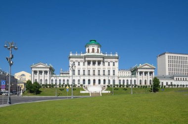 Pashkov ev Moskova'da en ünlü klasik binalardan biridir. Rusya Devlet Kütüphanesi. Vozdvizhenka street, Moskova, Rusya Federasyonu. Vasili Bazhenov tarafından tasarlanmıştır