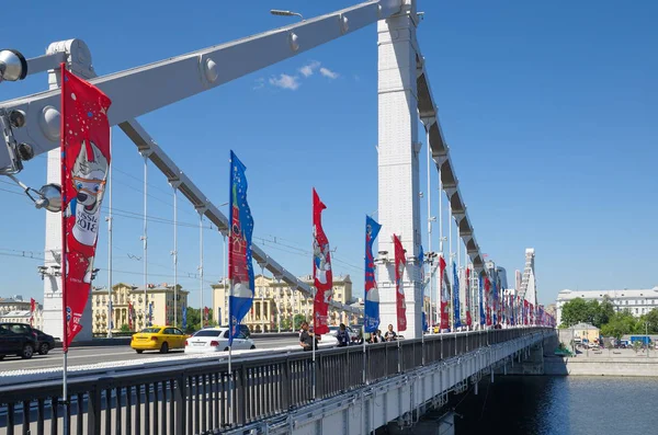 Moskova, Rusya - 15 Haziran 2018: Bayrakları ile semboller Kırım köprüde 2018 FIFA Dünya Kupası