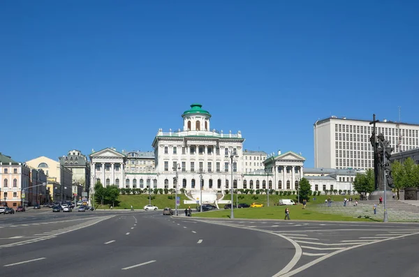 Moskova, Rusya - 15 Haziran 2018: Yaz görünümü Pashkov ev - Moskova, şimdi Rusya Devlet Kütüphanesi tarafından sahip olunan en ünlü klasik binalarda ve Borovitskaya kare