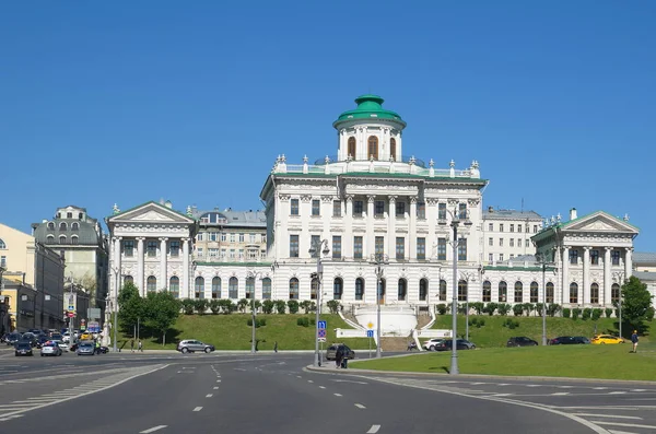 Moskova, Rusya - 15 Haziran 2018: Pashkov gören - Moskova, şimdi Rusya Devlet Kütüphanesi tarafından sahip olunan en ünlü klasik binalarda yaz manzarası