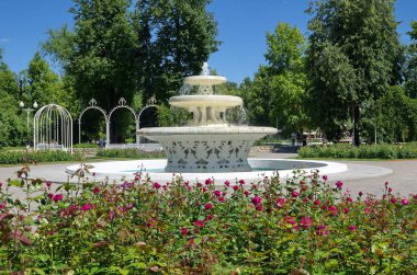 Güzel ajur Çeşme Gorki Park Bahçe, Moskova, Rusya gül