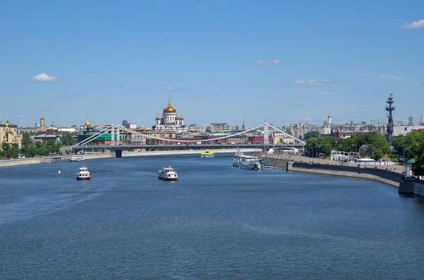 モスクワ ロシア 2018 夏観キリスト大聖堂 クリミア ブリッジ救い主であり 遊覧船でモスクワ川 — ストック写真