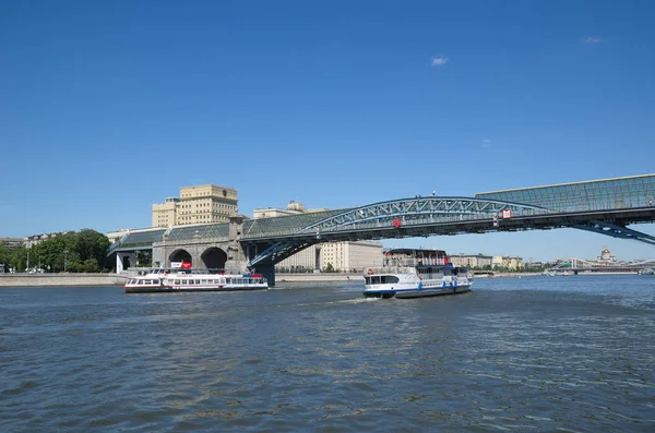Moskova, Rusya - 15 Haziran 2018: Pushkinsky (Andreevsky) yaya köprüsü ve Moskova-Nehri ile zevk tekneler