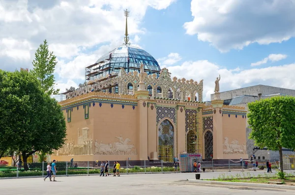 Moskova, Rusya - 26 Haziran 2018: Kazak (geri) Cumhuriyet Vdnh, Pavilion