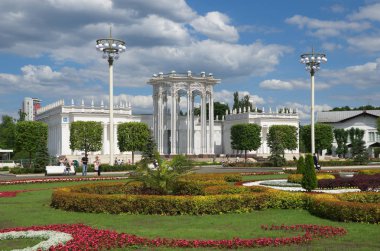 Moskova, Rusya - 26 Haziran 2018: Güzel peyzaj tasarımı Vdnh. Pavilion, 66