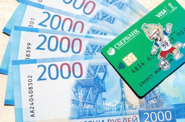 Moskova, Rusya - 25 Haziran 2018: Visa kredi kartı ile Zabijaka - futbol FIFA Dünya Şampiyonası maskotu 2000 ruble yeni banknotlar ile yatıyor