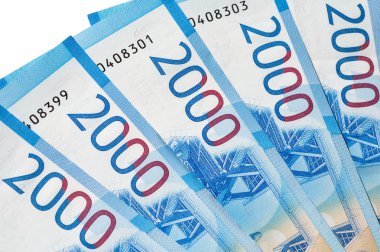 Beyaz bir arka plan üzerinde 2000 ruble yakın çekim yeni Rus banknotlar