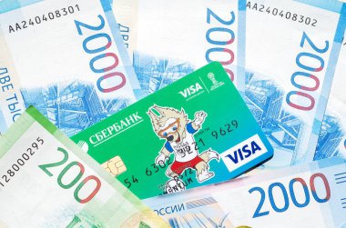 Moskova, Rusya - 25 Haziran 2018: Visa kredi kartı ile Zabijaka - futbol FIFA Dünya Şampiyonası maskotu 2000 ruble yeni banknotlar ile yatıyor