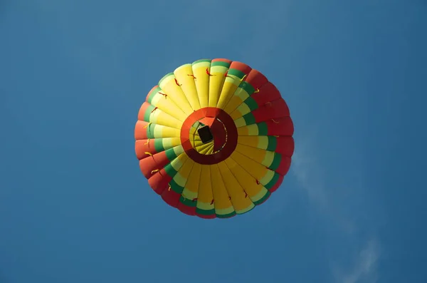 Flyga Ballong Blå Himmel Bakgrund — Stockfoto
