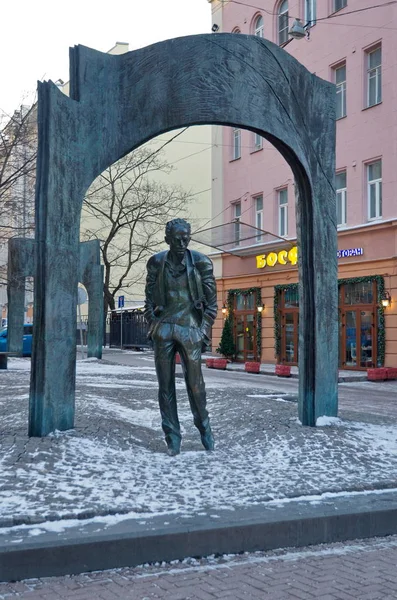 Moskova, Rusya - 9 Ocak 2018: Anıt Bulat Okudjava Arbat Sokağında