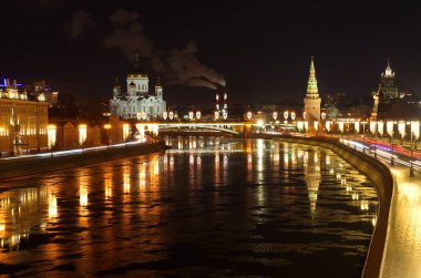 Gece görünümü Moskova Nehri, Katedral İsa'nın kurtarıcı ve büyük taş köprü, Moskova, Rusya Federasyonu